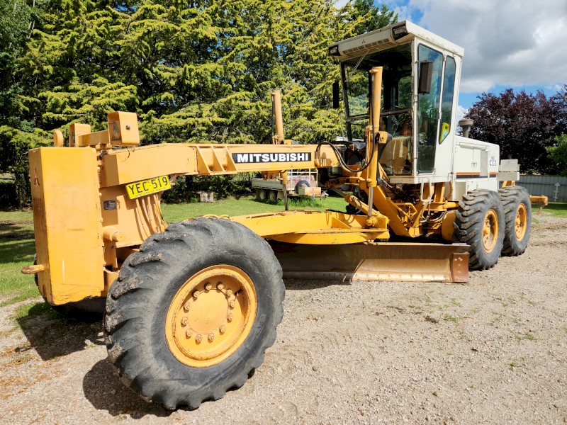 Mitsubishi MG400 Grader (Caterpillar 12G size and spec)