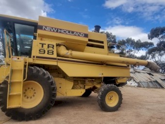 New Holland TR98 Header With 30' Front
