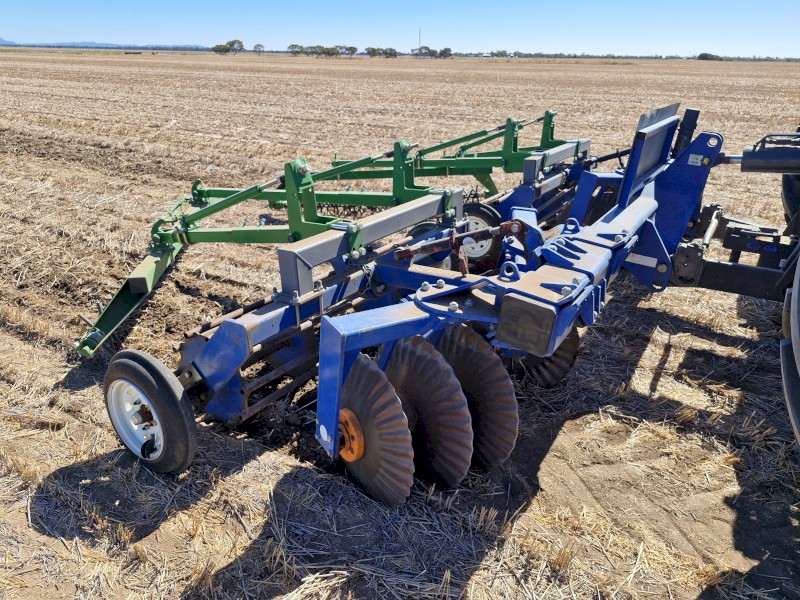 2010 Grizzly Renovator with Kelly Chain Harrows