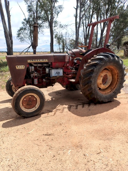International 624 Tractor Wrecking