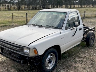 1990 hilux 2wd petrol air conditioned 