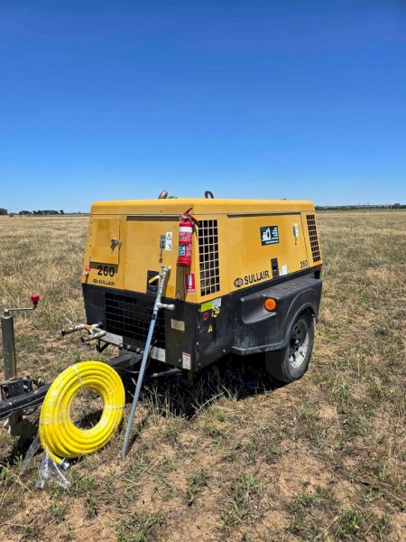 Sullair 260 cfm Rotary Screw Compressor with Blowgun & Air hose
