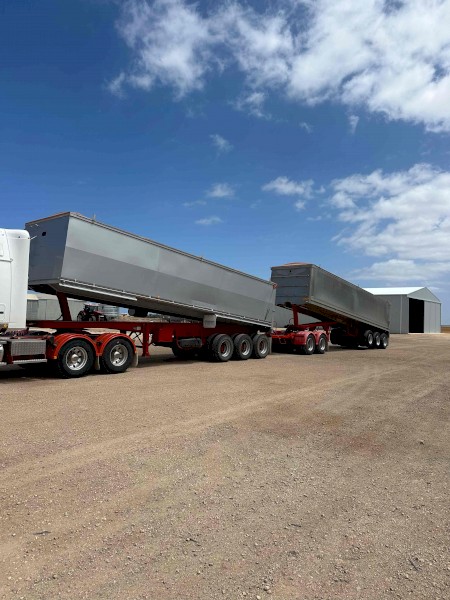 Complete road train tipping trailers and dolly