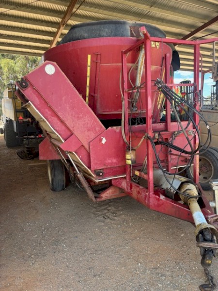 Jay-Lor 2425 Vertical Feed Mixer