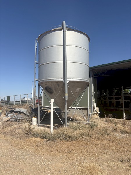 Kotzur 25 cubic metres / 17 tonne pellet silo with blower in excellent condition. 