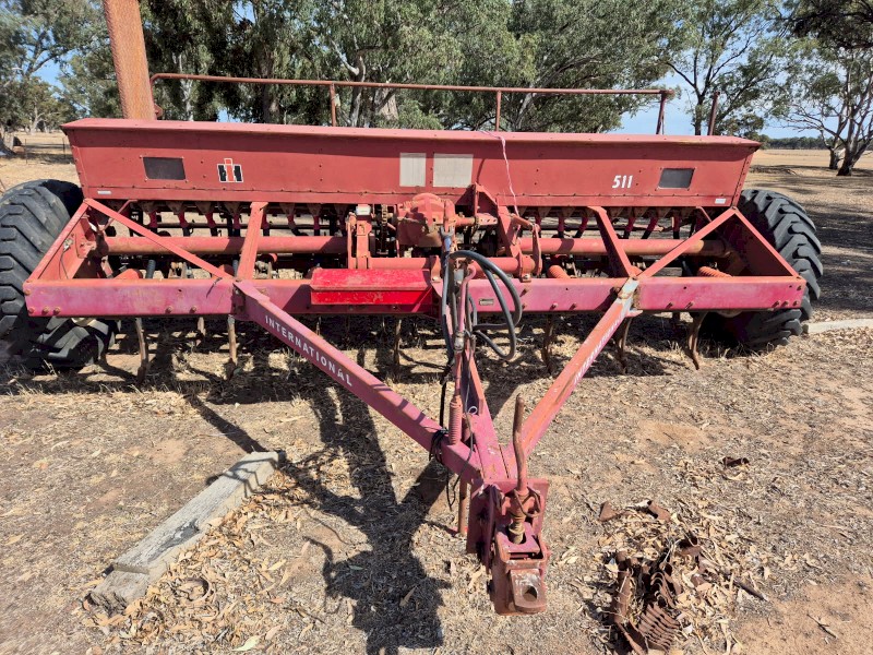 International 511 Combine with Johns Undercarriage