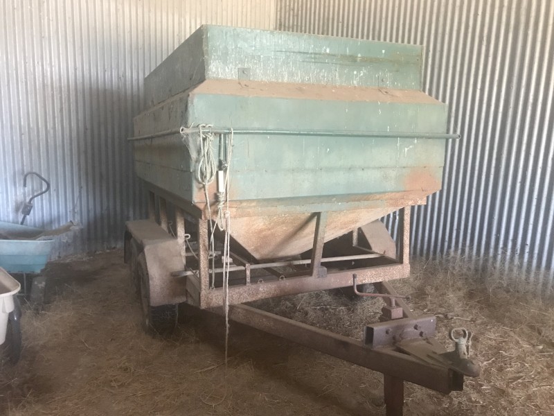 Dual Axle Grain Trail Feeder