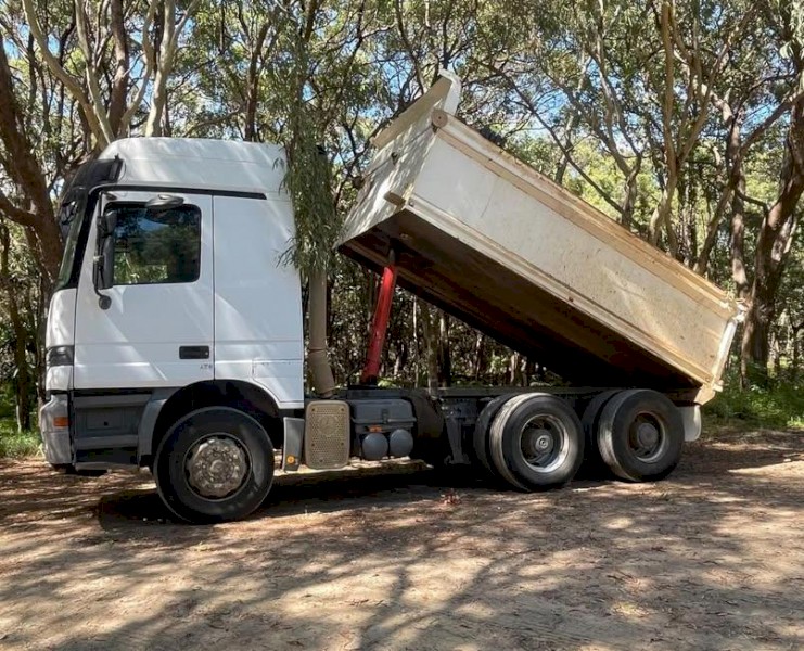 2000 Mercedes Actros Tandem Truck $38,000 +GST | Registered, COI til Sept Ready for Work