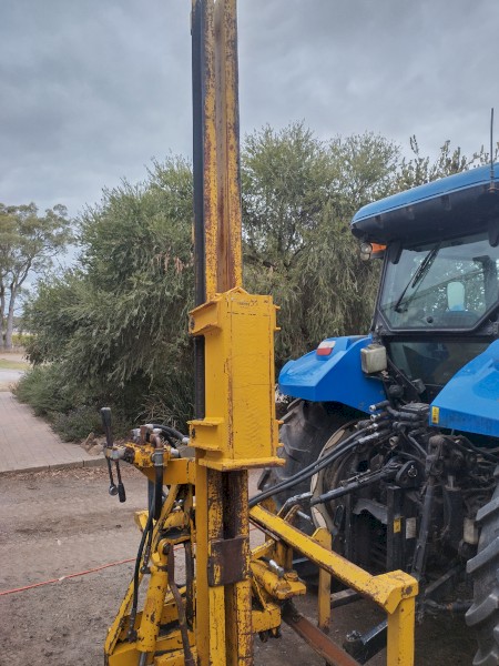Fully hydraulic post knocker/driver