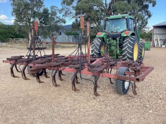 International 2-11 29 Tyne Scarifier
