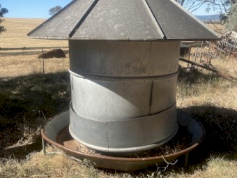 HE Round Sheep Feeder