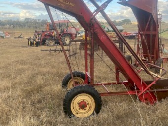 New Holland 471 Small Bale Elevator