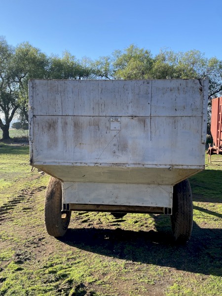 Feed out bin