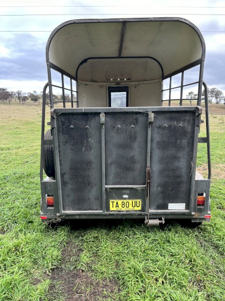 TUZA Horse Trailer