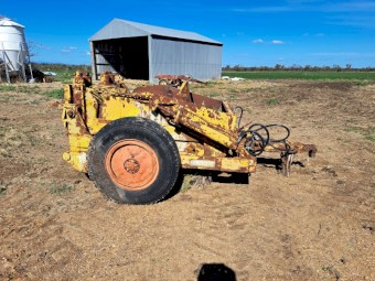 Armstrong Holland 2 yard Hydraulic Trailing Scoop