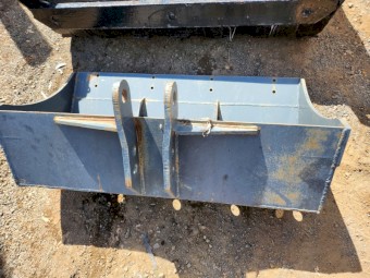 Sigma 4 Loader  C/W Bucket. suit Case Maxxum ,New old stock subframe and everything except  the joystick