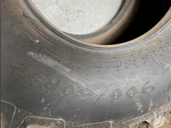 900/60R32