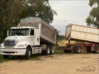 2006 Freightliner Columbia and Dog Trailer