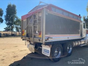 2006 Freightliner Columbia and Dog Trailer