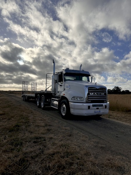 2010 Mack Granite Prime Mover with PTO Hydraulics