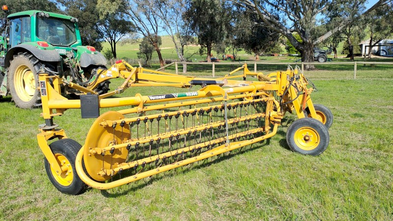 2013  Vermeer R2300 Twinrake