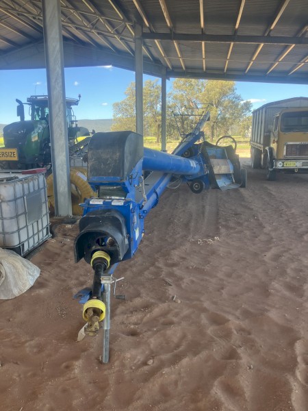 Brandt 1060 Swing Away Auger