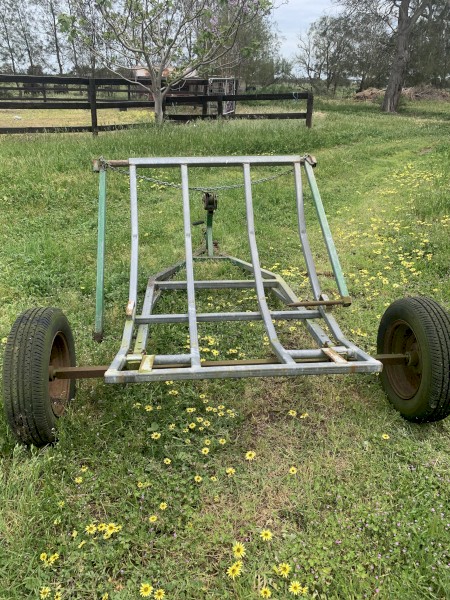 Round bale feeder