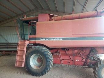 1640 Case IH Combine Harvester / Header
