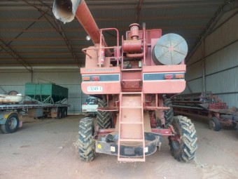 1640 Case IH Combine Harvester / Header