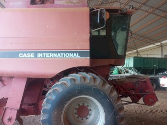 1640 Case IH Combine Harvester / Header