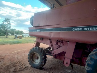 1640 Case IH Combine Harvester / Header
