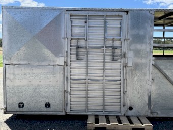 2003 Isuzu FVDOOA with Horse  and Cattle Livestock Crate