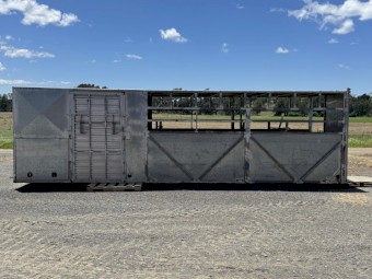 2003 Isuzu FVDOOA with Horse  and Cattle Livestock Crate