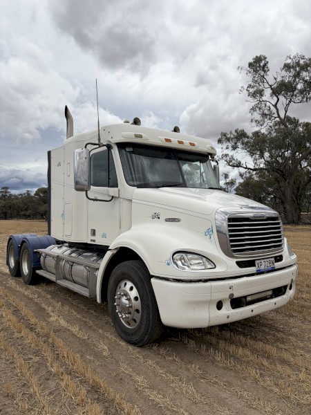 2005 Freightliner Columbia CL112 Prime Mover