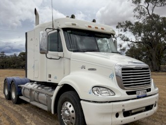 2005 Freightliner Columbia CL112 Prime Mover