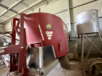 Jay-Lor 4425 Feed Mixer