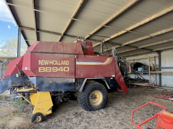 New Holland BB940 Baler