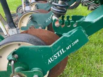 Austil MT 2500 single disc planter 