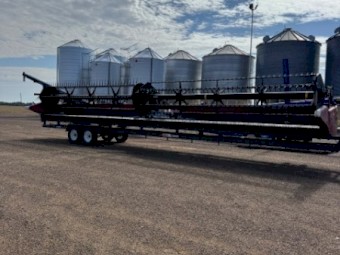 2022 Case IH 4R40 Draper Front and Comb Trailer