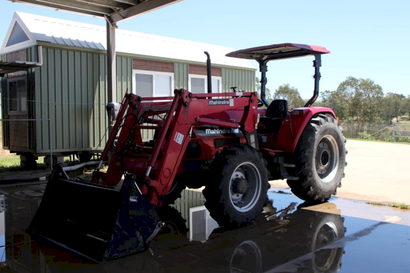 2020 Mahindra 7580 4WD tractor 2020 with 4 in bucket + Slasher - 259 hrs ONLY