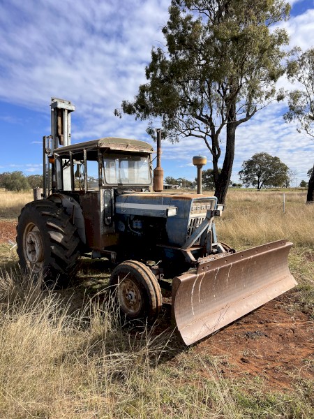 Ford 5000 Tractor with Hydraulic Front Blade