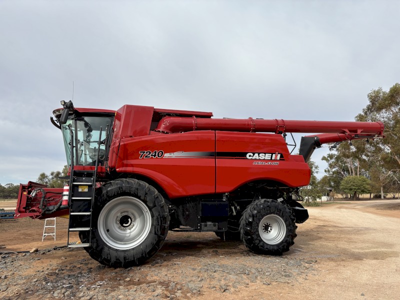 2017 Case IH 7240 Header & 2016 Case IH 40' 3152 Front with Bogie Bogie Trailer