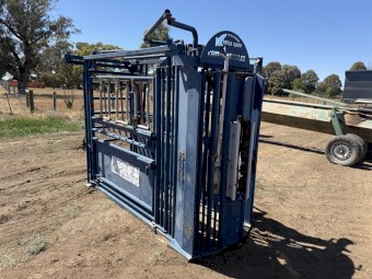 Kattle Gear Cattle Crush Handler