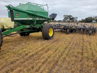 Flexicoil 820 34' Bar and John Deere 687 Cart