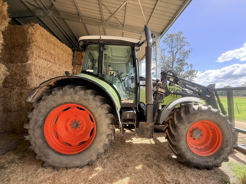 Claas Arion 620 Tractor with Loader