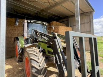 Claas Arion 620 Tractor with Loader