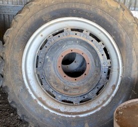 2 x 18.4-R42 tyres on Case IH Magnum Rims