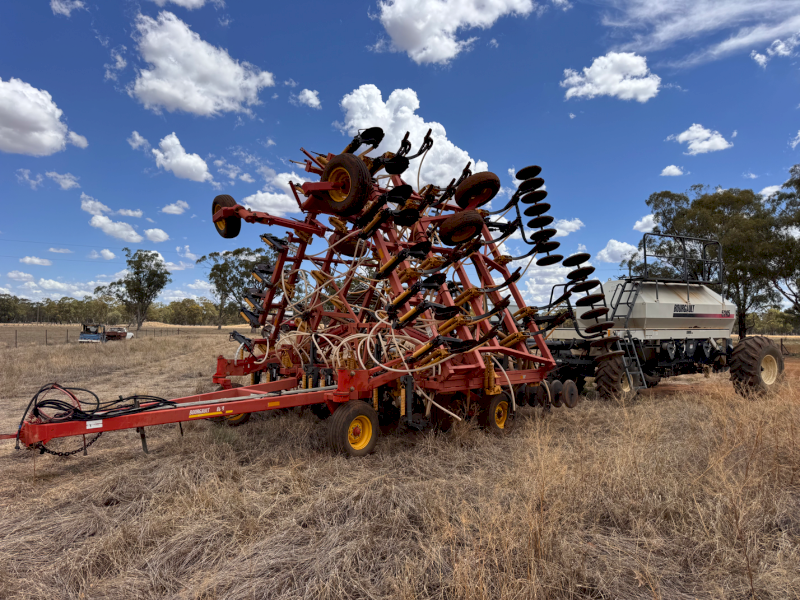 Bourgault 5245 Bar with 8810 Tripple Air Cart