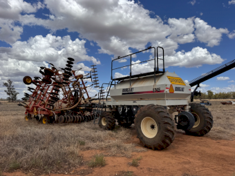 Bourgault 5245 Bar with 8810 Tripple Air Cart