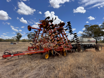 Bourgault 5245 Bar with 8810 Tripple Air Cart